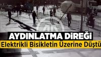 Denizli’de aydınlatma direği elektrikli bisikletin üzerine düştü