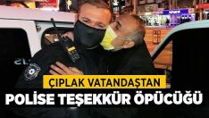 Çıplak Vatandaştan Polise Teşekkür Öpücüğü