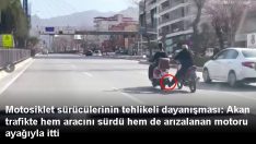 Akan trafikte hem aracını sürdü hem de arızalanan motoru ayağıyla itti.