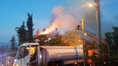 Evin çatısı alev alev yandı